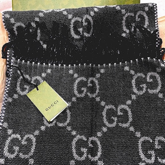 GUCCI Scarf! NEW! GG Pattern in REVERSABLE colors, the size is 34 x 194cm. - Picture 6 of 10